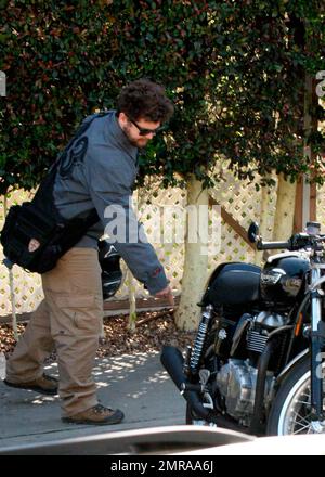 EXCLUSIF !! Jack Osbourne se prépare à partir à bord de sa moto Triumph pendant ses sorties à Los Angeles. Jack permet également à un ami d'essayer le vélo. Los Angeles, Californie. 03/11/10. . Banque D'Images