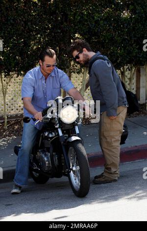 EXCLUSIF !! Jack Osbourne se prépare à partir à bord de sa moto Triumph pendant ses sorties à Los Angeles. Jack permet également à un ami d'essayer le vélo. Los Angeles, Californie. 03/11/10. . Banque D'Images