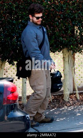 EXCLUSIF !! Jack Osbourne se prépare à partir à bord de sa moto Triumph pendant ses sorties à Los Angeles. Jack permet également à un ami d'essayer le vélo. Los Angeles, Californie. 03/11/10. . Banque D'Images