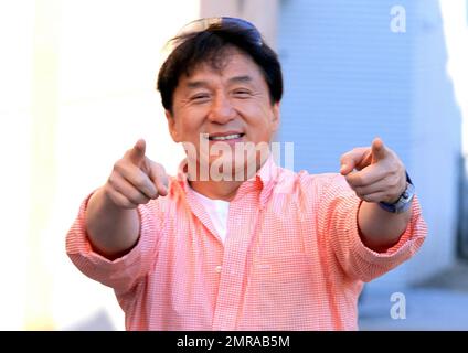 EXCLUSIF !! L'acteur Jackie Chan fait clignoter un signe de paix et sourit pendant qu'il est à Beverly Hills, CA. 18th juillet 2012. Banque D'Images