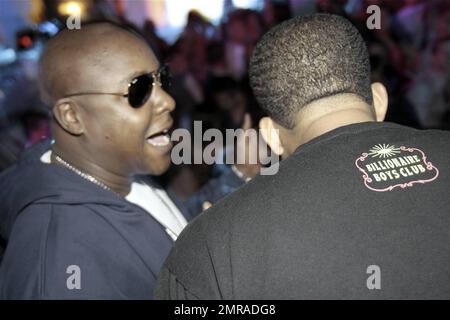 Le rappeur Jadakiss fait la fête à la rumeur de la discothèque après le concert « Monster Jam ». Jay-Z aurait élargi son groupe pour le remplir au concert, tenu au jardin TD Banknorth, pour Lil Wayne. On a demandé à Wayne d'être dérisqué par la sécurité lorsqu'il s'est présenté sur place et a été rejeté. Il a refusé de coopérer et a quitté le lieu sans se faire exécuter. Parmi les autres artistes du concert, on compte Yung Berg et ne-Yo. Boston, ma. 10/28/08. Banque D'Images