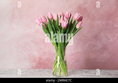 Magnifiques tulipes roses sur table en marbre Banque D'Images