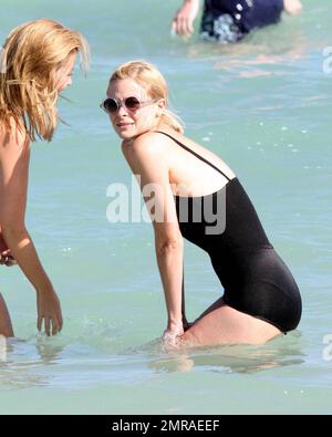 L'actrice et mannequin Jaime King montre son incroyable personnage dans un maillot de bain noir d'une pièce de style vintage tout en profitant d'une baignade dans les eaux turquoise de Miami Beach avec des amis. King, qui a également mis une paire fraîche de lunettes de soleil rondes à cadre transparent et a montré son tatouage homonyme, a publié sur son compte Twitter cet après-midi, « Je suis reconnaissant d'être reposant à Miami - beau temps gens merveilleux - je suis béni... » Miami, Floride. 10/23/10. Banque D'Images