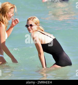 L'actrice et mannequin Jaime King montre son incroyable personnage dans un maillot de bain noir d'une pièce de style vintage tout en profitant d'une baignade dans les eaux turquoise de Miami Beach avec des amis. King, qui a également mis une paire fraîche de lunettes de soleil rondes à cadre transparent et a montré son tatouage homonyme, a publié sur son compte Twitter cet après-midi, « Je suis reconnaissant d'être reposant à Miami - beau temps gens merveilleux - je suis béni... » Miami, Floride. 10/23/10. Banque D'Images