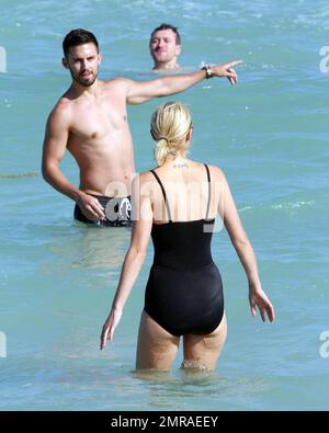 L'actrice et mannequin Jaime King montre son incroyable personnage dans un maillot de bain noir d'une pièce de style vintage tout en profitant d'une baignade dans les eaux turquoise de Miami Beach avec des amis. King, qui a également mis une paire fraîche de lunettes de soleil rondes à cadre transparent et a montré son tatouage homonyme, a publié sur son compte Twitter cet après-midi, « Je suis reconnaissant d'être reposant à Miami - beau temps gens merveilleux - je suis béni... » Miami, Floride. 10/23/10. Banque D'Images