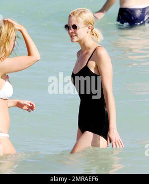 L'actrice et mannequin Jaime King montre son incroyable personnage dans un maillot de bain noir d'une pièce de style vintage tout en profitant d'une baignade dans les eaux turquoise de Miami Beach avec des amis. King, qui a également mis une paire fraîche de lunettes de soleil rondes à cadre transparent et a montré son tatouage homonyme, a publié sur son compte Twitter cet après-midi, « Je suis reconnaissant d'être reposant à Miami - beau temps gens merveilleux - je suis béni... » Miami, Floride. 10/23/10. Banque D'Images