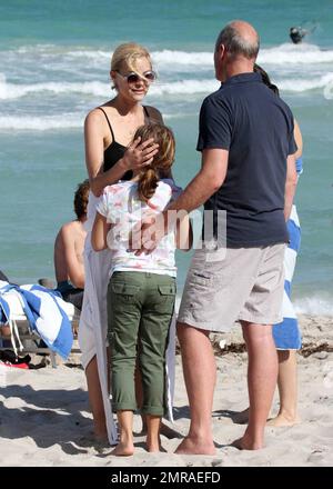 L'actrice et mannequin Jaime King montre son incroyable personnage dans un maillot de bain noir d'une pièce de style vintage tout en profitant d'une baignade dans les eaux turquoise de Miami Beach avec des amis. King, qui a également mis une paire fraîche de lunettes de soleil rondes à cadre transparent et a montré son tatouage homonyme, a publié sur son compte Twitter cet après-midi, « Je suis reconnaissant d'être reposant à Miami - beau temps gens merveilleux - je suis béni... » Miami, Floride. 10/23/10. Banque D'Images