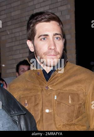 Guidé par des gardes du corps, l'acteur Jake Gyllenhaal arrive à l'Apple Store de Soho à une foule de fans. Gyllenhaal a fait l'apparition dans le magasin pour promouvoir son nouveau thriller « Source Code », qui a été publié aujourd'hui. New York, NY. 4/1/11. Banque D'Images