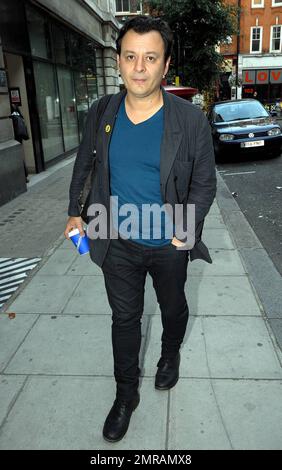 EXCLUSIF !! Guitariste et chanteur du groupe de rock galloise Manic Street Preachers, James Dean Bradfield pose pour des photos lorsqu'il arrive à BBC radio 2. Londres, Royaume-Uni. 9/20/10. Banque D'Images