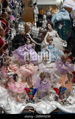 Auteur poupées et masques sur une étagère dans un magasin à Venise Banque D'Images