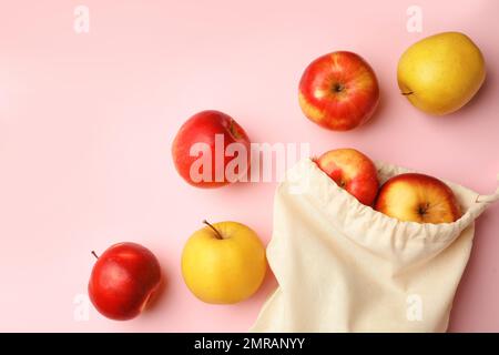Sac écologique en coton et pommes sur fond rose, à plat Banque D'Images