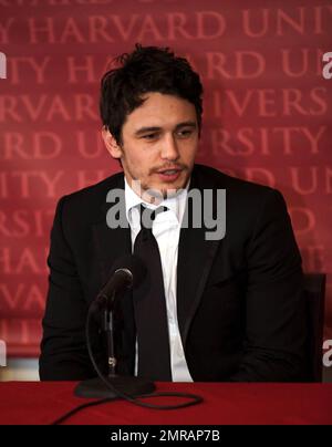 James Franco, 30 ans, qui a joué le premier amour de Harvey Milk dans le nouveau film « Milk », reçoit le prix « Man of the Year » au rôti de pudding hâtif annuel de l'Université Harvard. Franco a accepté le prix et l'a embrassé. Lors d'une conférence de presse, Franco s'est pris d'une bouteille d'eau et semblait très excentrique, se frottant constamment les yeux et le visage, faisant des visages et fermant les yeux. Boston, ma. 2/13/09. Banque D'Images