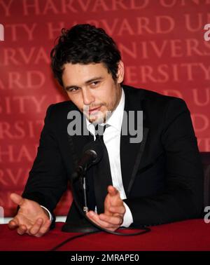 James Franco, 30 ans, qui a joué le premier amour de Harvey Milk dans le nouveau film « Milk », reçoit le prix « Man of the Year » au rôti de pudding hâtif annuel de l'Université Harvard. Franco a accepté le prix et l'a embrassé. Lors d'une conférence de presse, Franco s'est pris d'une bouteille d'eau et semblait très excentrique, se frottant constamment les yeux et le visage, faisant des visages et fermant les yeux. Boston, ma. 2/13/09. Banque D'Images