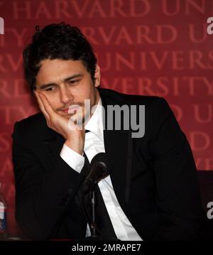 James Franco, 30 ans, qui a joué le premier amour de Harvey Milk dans le nouveau film « Milk », reçoit le prix « Man of the Year » au rôti de pudding hâtif annuel de l'Université Harvard. Franco a accepté le prix et l'a embrassé. Lors d'une conférence de presse, Franco s'est pris d'une bouteille d'eau et semblait très excentrique, se frottant constamment les yeux et le visage, faisant des visages et fermant les yeux. Boston, ma. 2/13/09. Banque D'Images