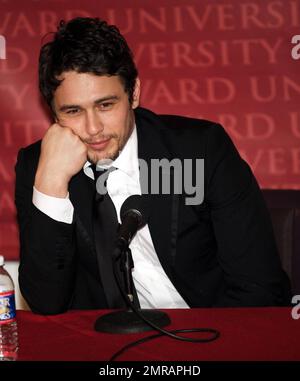 James Franco, 30 ans, qui a joué le premier amour de Harvey Milk dans le nouveau film « Milk », reçoit le prix « Man of the Year » au rôti de pudding hâtif annuel de l'Université Harvard. Franco a accepté le prix et l'a embrassé. Lors d'une conférence de presse, Franco s'est pris d'une bouteille d'eau et semblait très excentrique, se frottant constamment les yeux et le visage, faisant des visages et fermant les yeux. Boston, ma. 2/13/09. Banque D'Images