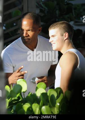 EXCLUSIF !! L'acteur Jamie Foxx a eu ses amis en point de vue lorsqu'il a bavardé avec eux au bord de la piscine dans son hôtel de luxe, avec sa petite amie l'actrice Leila Arcieri, qui portait un haut rayé brillant et un short en denim sur un bikini, à ses côtés. La quartette d'amis, qui semblait juste rencontrer Arcieri, tous ont applaudi et ont fait boire un verre rapide avant de continuer. Avant de se rendre sur leur chemin, Foxx, qui semblait confortable dans un ensemble blanc de vestes, shorts et baskets, a joué au frais et s'est arrêté pour prendre des photos avec plusieurs fans, dont deux étaient de jolies jeunes femmes qu'il a semblé à l'humour comme il a cha Banque D'Images