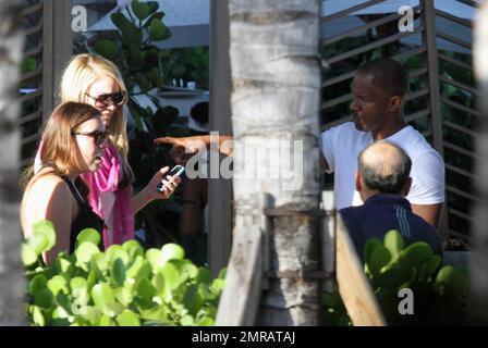 EXCLUSIF !! L'acteur Jamie Foxx a eu ses amis en point de vue lorsqu'il a bavardé avec eux au bord de la piscine dans son hôtel de luxe, avec sa petite amie l'actrice Leila Arcieri, qui portait un haut rayé brillant et un short en denim sur un bikini, à ses côtés. La quartette d'amis, qui semblait juste rencontrer Arcieri, tous ont applaudi et ont fait boire un verre rapide avant de continuer. Avant de se rendre sur leur chemin, Foxx, qui semblait confortable dans un ensemble blanc de vestes, shorts et baskets, a joué au frais et s'est arrêté pour prendre des photos avec plusieurs fans, dont deux étaient de jolies jeunes femmes qu'il a semblé à l'humour comme il a cha Banque D'Images