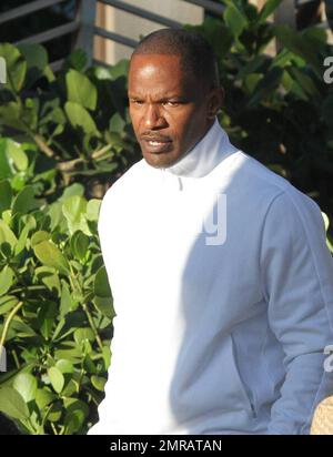 EXCLUSIF !! L'acteur Jamie Foxx a eu ses amis en point de vue lorsqu'il a bavardé avec eux au bord de la piscine dans son hôtel de luxe, avec sa petite amie l'actrice Leila Arcieri, qui portait un haut rayé brillant et un short en denim sur un bikini, à ses côtés. La quartette d'amis, qui semblait juste rencontrer Arcieri, tous ont applaudi et ont fait boire un verre rapide avant de continuer. Avant de se rendre sur leur chemin, Foxx, qui semblait confortable dans un ensemble blanc de vestes, shorts et baskets, a joué au frais et s'est arrêté pour prendre des photos avec plusieurs fans, dont deux étaient de jolies jeunes femmes qu'il a semblé à l'humour comme il a cha Banque D'Images