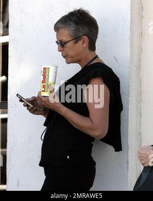 Exclusif !! Jamie Lee Curtis a un déjeuner au bord du trottoir à Beverly Hills, en Californie, le 6/6/07. Banque D'Images