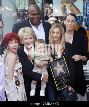 La chanteuse Jane Morgan est rejointe par sa famille, ses amis et ses fans, dont le présentateur de télévision Terri Seymour et l'actrice Sharon Stone, qui se sont effondrés en larmes pendant l'événement. Los Angeles, Californie. 5/6/11. Banque D'Images