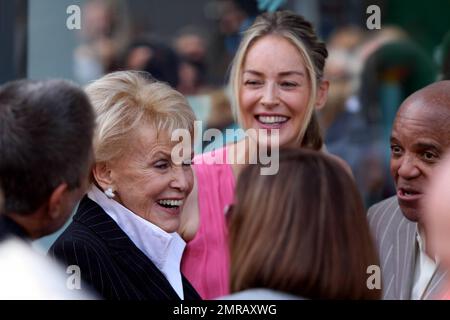 La chanteuse Jane Morgan avec l'actrice Sharon Stone et le producteur Berry Gordy à la cérémonie pour révéler la star de Jane sur le Hollywood Walk of Fame à Hollywood, CA. 5/6/11. Banque D'Images