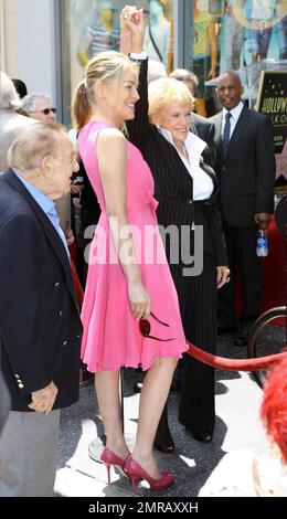 L'actrice Sharon Stone avec la chanteuse Jane Morgan à la cérémonie du Hollywood Walk of Fame Star en hommage à Jane Morgan à Hollywood, CA. 5/6/11. Banque D'Images