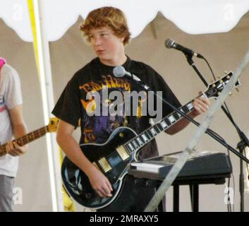 L'actrice et productrice Jane Seymour aime passer une journée avec ses deux fils de 15 ans Johnny et Kris Keach pendant le week-end de la fête du travail Malibu Chili Cook. Jane, fière maman, regarda pendant que ses garçons divertirent la foule en jouant un concert avec leur groupe. Johnny et Kris semblaient avoir été sur scène, jouant de la batterie et de la guitare, tandis que Jane, simplement vêtue d'un chemisier rose et d'un pantalon blanc, prenait des photos et ne pouvait que sourire. Los Angeles, Californie. 09/04/10. Banque D'Images