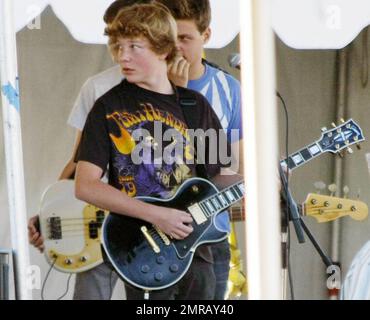 L'actrice et productrice Jane Seymour aime passer une journée avec ses deux fils de 15 ans Johnny et Kris Keach pendant le week-end de la fête du travail Malibu Chili Cook. Jane, fière maman, regarda pendant que ses garçons divertirent la foule en jouant un concert avec leur groupe. Johnny et Kris semblaient avoir été sur scène, jouant de la batterie et de la guitare, tandis que Jane, simplement vêtue d'un chemisier rose et d'un pantalon blanc, prenait des photos et ne pouvait que sourire. Los Angeles, Californie. 09/04/10. Banque D'Images