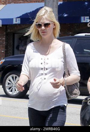 Une femme enceinte de janvier Jones et un ami déjeunent à Hollywood avant de magasiner dans la section des bébés d'un magasin Target situé à proximité. L'actrice Mad Men était tout souriante alors qu'elle se promenait sous le soleil. Los Angeles, CA 6/18/2011 Banque D'Images