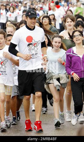 Josh Duhamel participe à une course de secours au profit du séisme et du tsunami japonais à Santa Monica Beach, parrainée par la Croix-Rouge américaine et organisée par Josh Duhamel. La chanteuse du hip hop Fergie a rejoint son mari Josh tandis que les sœurs Paris, qui se sont emparées d'un hamburger avant de participer, et Nicky Hilton a également couru le jour des pluies. Fergie, Josh, Paris et Nicky portaient tous des chemises pour événements spéciaux qui étaient vendues avec 100 pour cent des bénéfices provenant du Fonds de la Croix-Rouge américaine pour le tremblement de terre et le tsunami au Japon. Los Angeles, Californie. 03/27/11. Banque D'Images