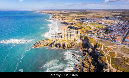 Une vue aérienne de Zambujeira do Mar - charmante ville sur les falaises au bord de l'océan Atlantique à Alentejo, Portugal Banque D'Images