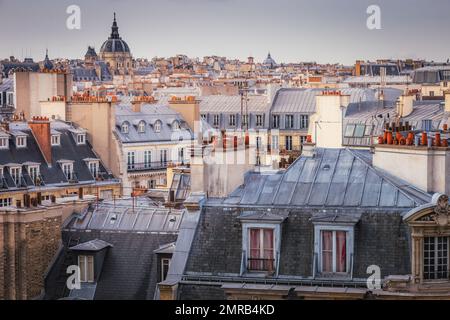 Saint-Germain-des-Prés et toits français d'en haut au lever du soleil, Paris, France Banque D'Images
