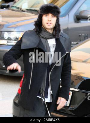 Jared Leto a un chapeau d'hiver à fourrure pour un voyage à Barneys New York pendant les derniers jours de shopping avant Noël. Jared, qui a fait un signe de la main aux photographes, portait également une veste en laine chaude avec un revers en cuir unique et vêtu d'un pantalon de survêtement en harem. L'acteur et le musicien seront bientôt de retour sur la route après une pause de Noël, alors que son groupe de 30 secondes sur Mars jouera un concert de la Saint-Sylvestre au Pearl Theatre de Las Vegas et commencera en janvier une tournée d'hiver aux États-Unis. Los Angeles, Californie. 12/23/10. Banque D'Images