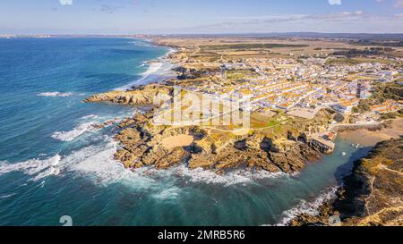 Une vue aérienne de Zambujeira do Mar - charmante ville sur les falaises au bord de l'océan Atlantique à Alentejo, Portugal Banque D'Images