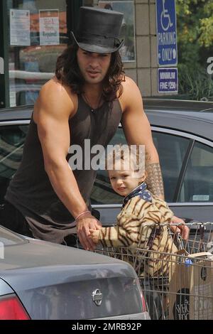 EXCLUSIF !! Conan le Barbaran 3D étoiles Jason Momoa porte un choix amusant d'un chapeau de haut pour un voyage à Whole Foods. Le gros acteur portait un débardeur montrant ses muscles et son tatouage au bras tout en poussant son adorable fils Nakoa-Wolf Manakauapo Namakaeha Momoa dans un panier rempli de provisions. Momoa est le père de deux enfants de l'actrice Lisa Bonet. L'explication de Bonet du nom de Nokoa-Wolf dans une interview, 'il est né le plus orageux, nuit de pluie. Donc Nakoa (guerrier)Mana (force/esprit) Kaua (pluie) po (sombre). Le nom allait toujours être Nakoa-Wolf, mais Jason a fait la recherche sur le premier M. Banque D'Images