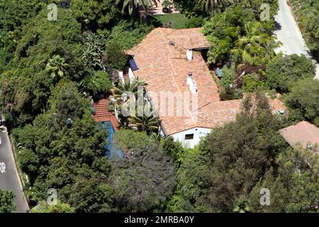 EXCLUSIF !! Vues aériennes de la maison Jason Statham aurait acheté pour $11,495 millions de l'acteur Ben Stiller et Christine Taylor. Le domaine de 10 chambres, 11 salles de bains dispose de deux maisons séparées, une de style espagnol et une de style méditerranéen en plus d'une chambre d'hôtes, une piscine magnifique, salon extérieur et salle à manger et une belle cour herbeuse. Construite en 1929, la maison Sunset Strip comprend également un garage et une carport, des chambres d'hôtes, une salle de gym, une bibliothèque, une chambre d'hôtes, coin détente et salle de bonus et à l'intérieur d'un quartier clôturé. Los Angeles, Californie. 8th août 2011. Banque D'Images