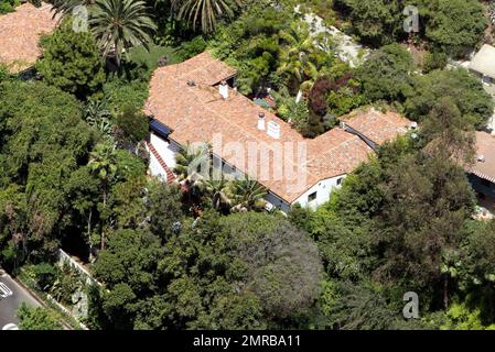 EXCLUSIF !! Vues aériennes de la maison Jason Statham aurait acheté pour $11,495 millions de l'acteur Ben Stiller et Christine Taylor. Le domaine de 10 chambres, 11 salles de bains dispose de deux maisons séparées, une de style espagnol et une de style méditerranéen en plus d'une chambre d'hôtes, une piscine magnifique, salon extérieur et salle à manger et une belle cour herbeuse. Construite en 1929, la maison Sunset Strip comprend également un garage et une carport, des chambres d'hôtes, une salle de gym, une bibliothèque, une chambre d'hôtes, coin détente et salle de bonus et à l'intérieur d'un quartier clôturé. Los Angeles, Californie. 8th août 2011. Banque D'Images