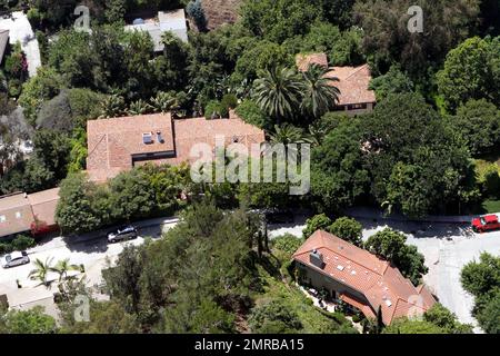 EXCLUSIF !! Vues aériennes de la maison Jason Statham aurait acheté pour $11,495 millions de l'acteur Ben Stiller et Christine Taylor. Le domaine de 10 chambres, 11 salles de bains dispose de deux maisons séparées, une de style espagnol et une de style méditerranéen en plus d'une chambre d'hôtes, une piscine magnifique, salon extérieur et salle à manger et une belle cour herbeuse. Construite en 1929, la maison Sunset Strip comprend également un garage et une carport, des chambres d'hôtes, une salle de gym, une bibliothèque, une chambre d'hôtes, coin détente et salle de bonus et à l'intérieur d'un quartier clôturé. Los Angeles, Californie. 8th août 2011. Banque D'Images