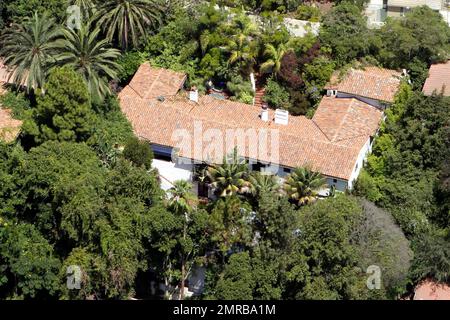 EXCLUSIF !! Vues aériennes de la maison Jason Statham aurait acheté pour $11,495 millions de l'acteur Ben Stiller et Christine Taylor. Le domaine de 10 chambres, 11 salles de bains dispose de deux maisons séparées, une de style espagnol et une de style méditerranéen en plus d'une chambre d'hôtes, une piscine magnifique, salon extérieur et salle à manger et une belle cour herbeuse. Construite en 1929, la maison Sunset Strip comprend également un garage et une carport, des chambres d'hôtes, une salle de gym, une bibliothèque, une chambre d'hôtes, coin détente et salle de bonus et à l'intérieur d'un quartier clôturé. Los Angeles, Californie. 8th août 2011. Banque D'Images