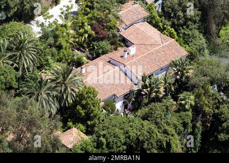 EXCLUSIF !! Vues aériennes de la maison Jason Statham aurait acheté pour $11,495 millions de l'acteur Ben Stiller et Christine Taylor. Le domaine de 10 chambres, 11 salles de bains dispose de deux maisons séparées, une de style espagnol et une de style méditerranéen en plus d'une chambre d'hôtes, une piscine magnifique, salon extérieur et salle à manger et une belle cour herbeuse. Construite en 1929, la maison Sunset Strip comprend également un garage et une carport, des chambres d'hôtes, une salle de gym, une bibliothèque, une chambre d'hôtes, coin détente et salle de bonus et à l'intérieur d'un quartier clôturé. Los Angeles, Californie. 8th août 2011. Banque D'Images