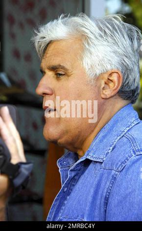 Jay Leno montre des photos de passants de certains des sites les plus connus du monde tout en filmant le segment populaire « Jaywalking » pour « The Tonight Show with Jay Leno ». West Hollywood, Californie. 8/5/10. . Banque D'Images