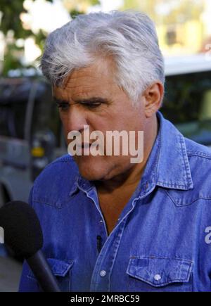 Jay Leno montre des photos de passants de certains des sites les plus connus du monde tout en filmant le segment populaire « Jaywalking » pour « The Tonight Show with Jay Leno ». West Hollywood, Californie. 8/5/10. . Banque D'Images