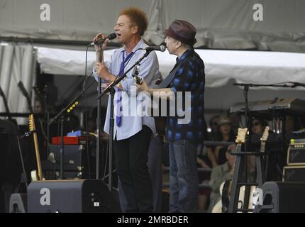 Paul Simon et Art Garfunkel se sont produits en direct pendant la deuxième journée du festival de jazz et de patrimoine de la Nouvelle-Orléans, au champ de courses de Fair Grounds. La Nouvelle-Orléans, LOUISIANE. 04/24/10. Banque D'Images