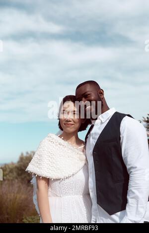 Vertical de heureux, de la mariée et du marié embrassant et souriant à l'extérieur mariage, espace de copie Banque D'Images