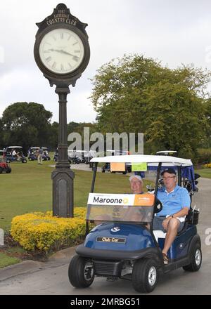 EXCLUSIF !! Jeb Bush est accompagné de son fils, Jeb Bush Jr, lorsqu'il participe au tournoi annuel AT&T Jeb Bush Florida Classic 17th sponsorisé par le tournoi d'or de la fondation Wasie au profit de la Fondation de fibrose kystique. Fort Lauderdale, Floride. 2nd novembre 2012. Banque D'Images