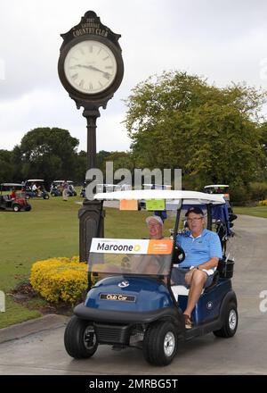 EXCLUSIF !! Jeb Bush est accompagné de son fils, Jeb Bush Jr, lorsqu'il participe au tournoi annuel AT&T Jeb Bush Florida Classic 17th sponsorisé par le tournoi d'or de la fondation Wasie au profit de la Fondation de fibrose kystique. Fort Lauderdale, Floride. 2nd novembre 2012. Banque D'Images