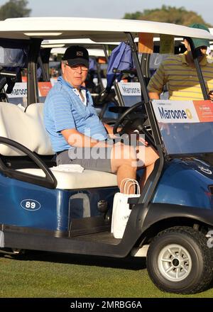 EXCLUSIF !! Jeb Bush est accompagné de son fils, Jeb Bush Jr, lorsqu'il participe au tournoi annuel AT&T Jeb Bush Florida Classic 17th sponsorisé par le tournoi d'or de la fondation Wasie au profit de la Fondation de fibrose kystique. Fort Lauderdale, Floride. 2nd novembre 2012. Banque D'Images