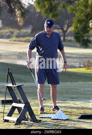 EXCLUSIF !! Jeb Bush est accompagné de son fils, Jeb Bush Jr, lorsqu'il participe au tournoi annuel AT&T Jeb Bush Florida Classic 17th sponsorisé par le tournoi d'or de la fondation Wasie au profit de la Fondation de fibrose kystique. Fort Lauderdale, Floride. 2nd novembre 2012. Banque D'Images