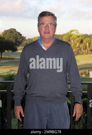 EXCLUSIF !! Jeb Bush est accompagné de son fils, Jeb Bush Jr, lorsqu'il participe au tournoi annuel AT&T Jeb Bush Florida Classic 17th sponsorisé par le tournoi d'or de la fondation Wasie au profit de la Fondation de fibrose kystique. Fort Lauderdale, Floride. 2nd novembre 2012. Banque D'Images