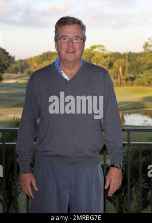 EXCLUSIF !! Jeb Bush est accompagné de son fils, Jeb Bush Jr, lorsqu'il participe au tournoi annuel AT&T Jeb Bush Florida Classic 17th sponsorisé par le tournoi d'or de la fondation Wasie au profit de la Fondation de fibrose kystique. Fort Lauderdale, Floride. 2nd novembre 2012. Banque D'Images